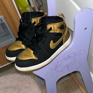 Mid air Jordan Melo 1s